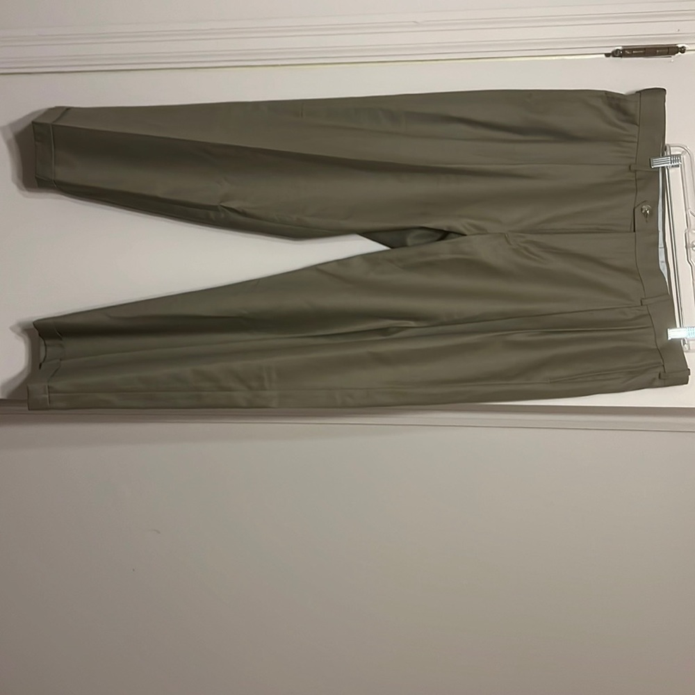 Men’s 40 x 30 Roundtree & Yorke Easy Care dress pants.